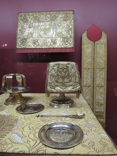 Литургический прибор 1850 года из Успенского собора вместе с покровцами и воздухом. Музеи Московского Кремля