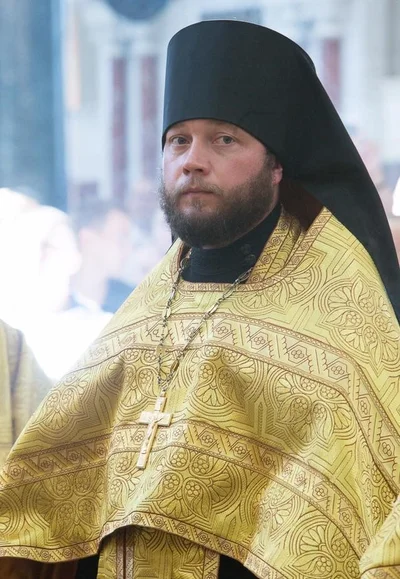 Чёрный клобук на иеромонахе: камилавка с покрывалом, спускающимся на спину