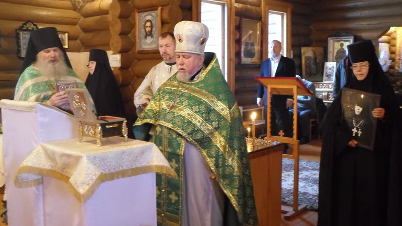 Заупокойная служба со свечами в руках молящихся. Ново-Леушинский монастырь, январь 2018