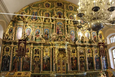 Многоярусный резной иконостас XVIII века: ряды икон один над другим. Сампсониевский собор, Петербург