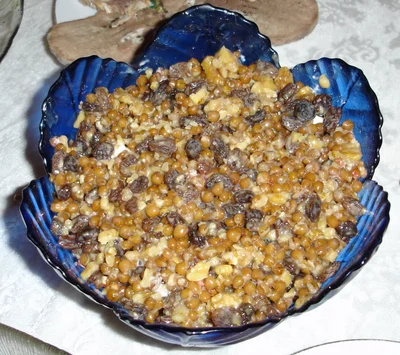 Boiled wheat with honey, raisins and walnuts — what the dish is made of