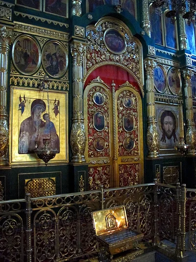 Местный ряд вблизи: слева от Царских врат Богородица, справа Спаситель. Храм Троицы в Листах, Москва
