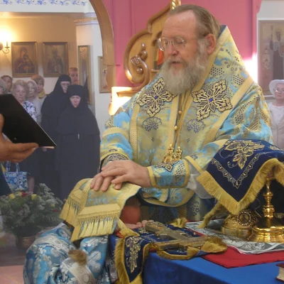 Хиротония во пресвитера: архиерей покрывает голову ставленника омофором и возлагает руки. Флорида, 2010
