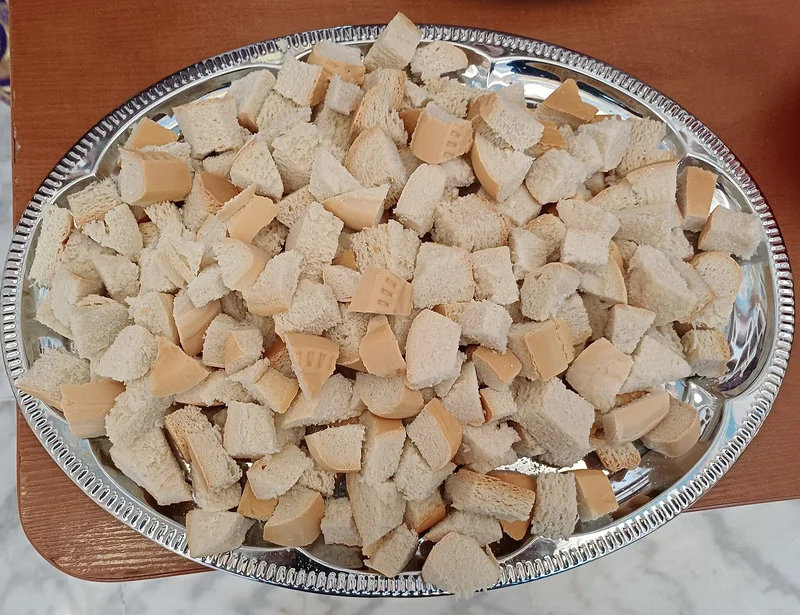 Кусочки агничной просфоры на блюде, приготовленные к раздаче в конце Литургии