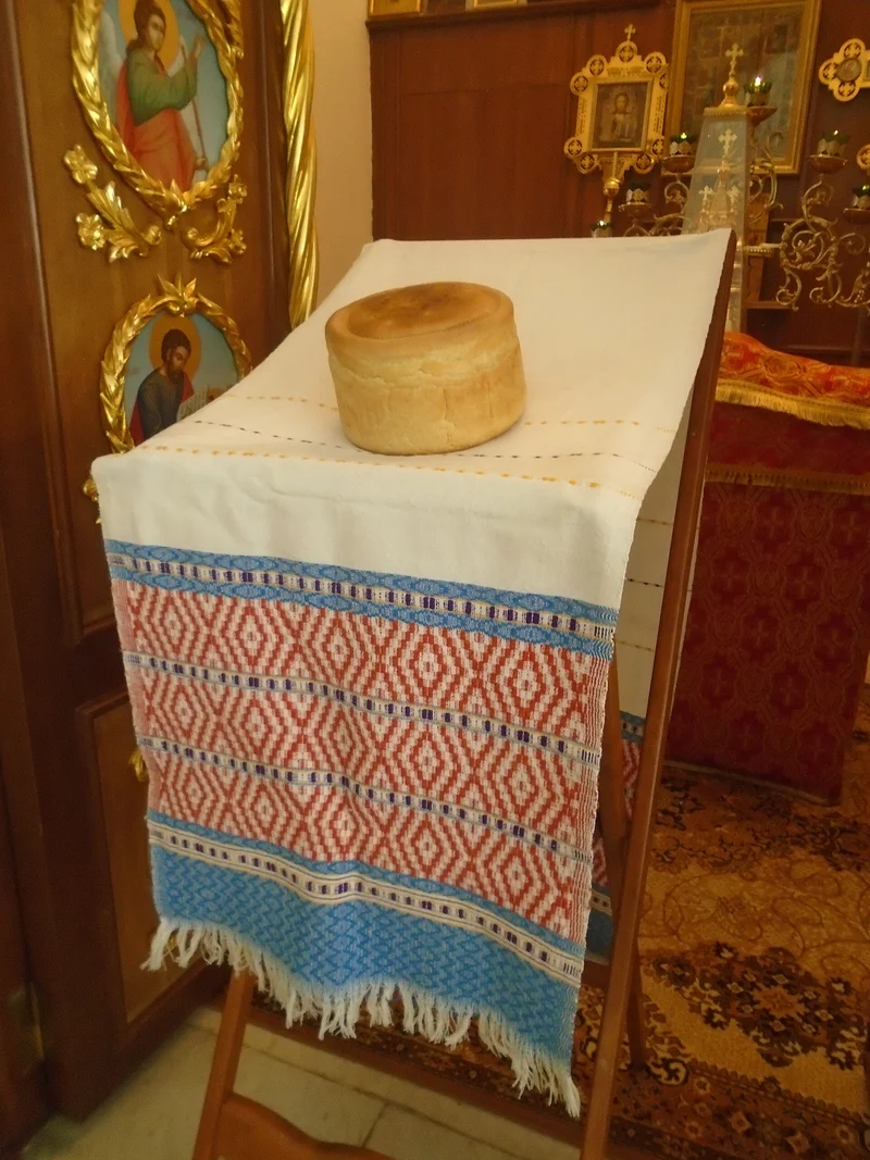 Пасхальный хлеб на аналое, покрытом рушником. Церковь святой Варвары, Казань, 2023 год