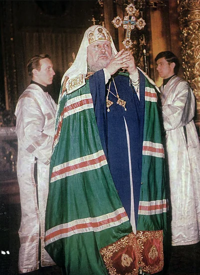Куколь и зелёная мантия за богослужением: патриарх Пимен, 1972