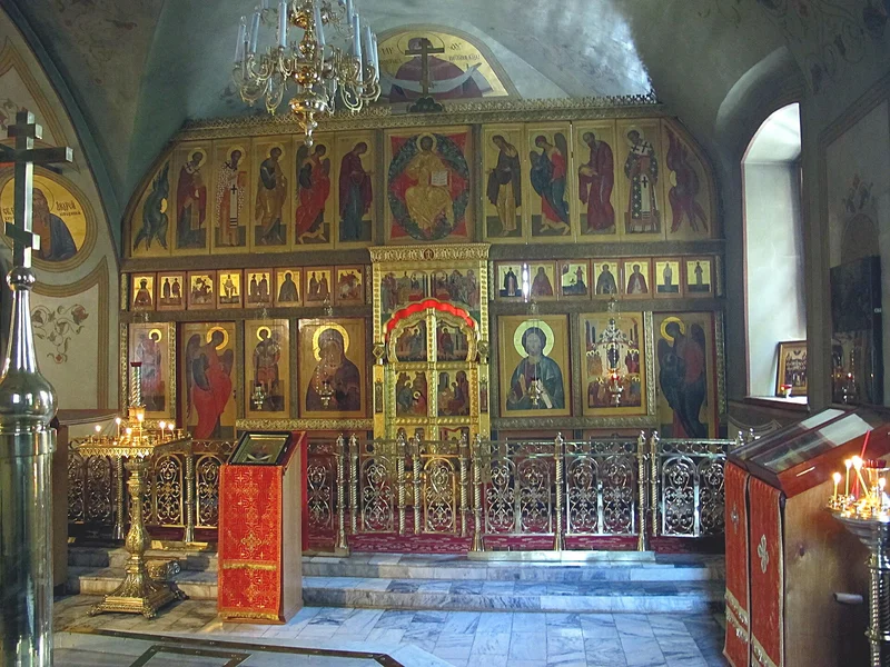 Свой иконостас и свой престол у южного придела. Храм Троицы в Листах, Москва