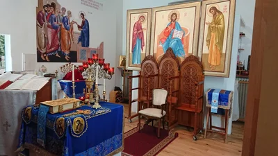 Как это расположено: престол слева, за ним у стены седалище и скамьи для служащих священников