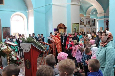 Пасхальный молебен для детей посреди храма. Село Елецкая Лозовка, 2018