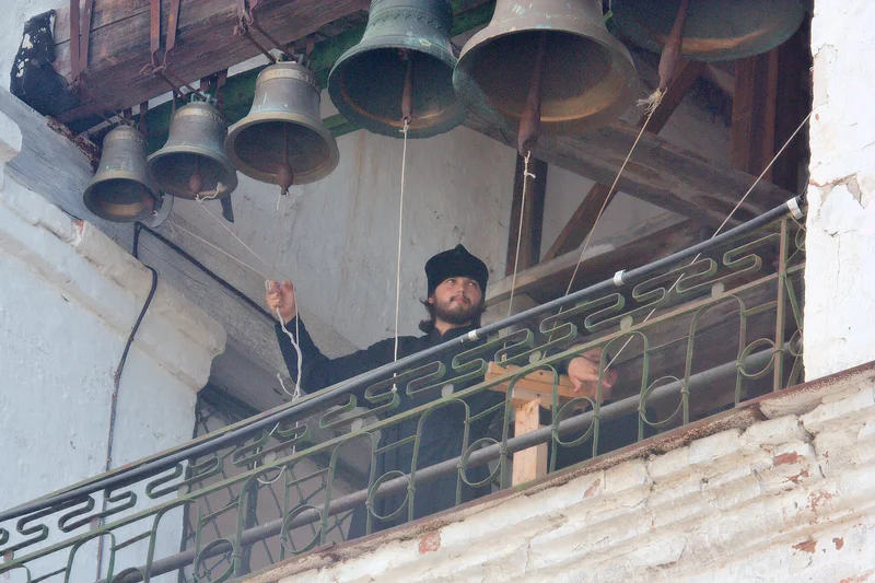 The ringer pulls the ropes tied to the clappers while the bells themselves stay still. Ipatiev Monastery, Kostroma