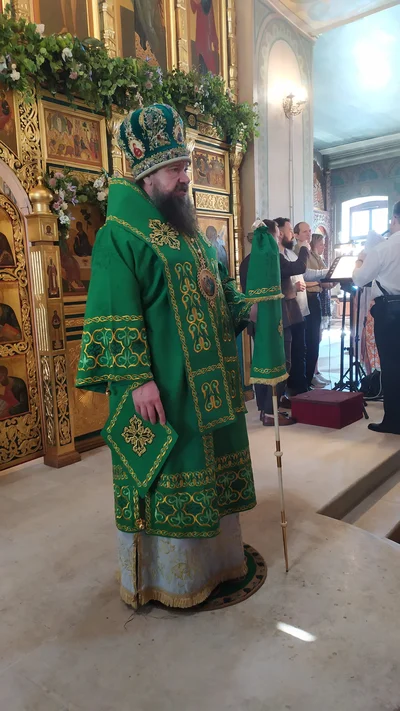 Архиерейский набор в службе: митра, саккос, омофор, палица, панагия и жезл