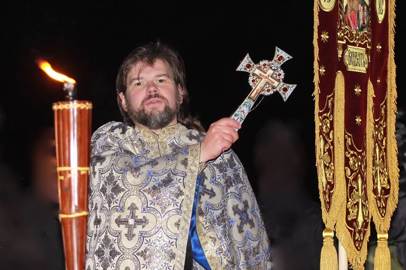 Священник с крестом на освящении воды в ночь Богоявления, 19 января 2010