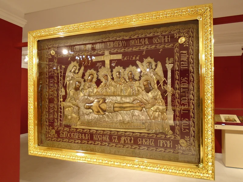 19th-century gold embroidery: Christ in the tomb with the Theotokos, John the Theologian and the myrrh-bearers. Kazan Eparchy Museum