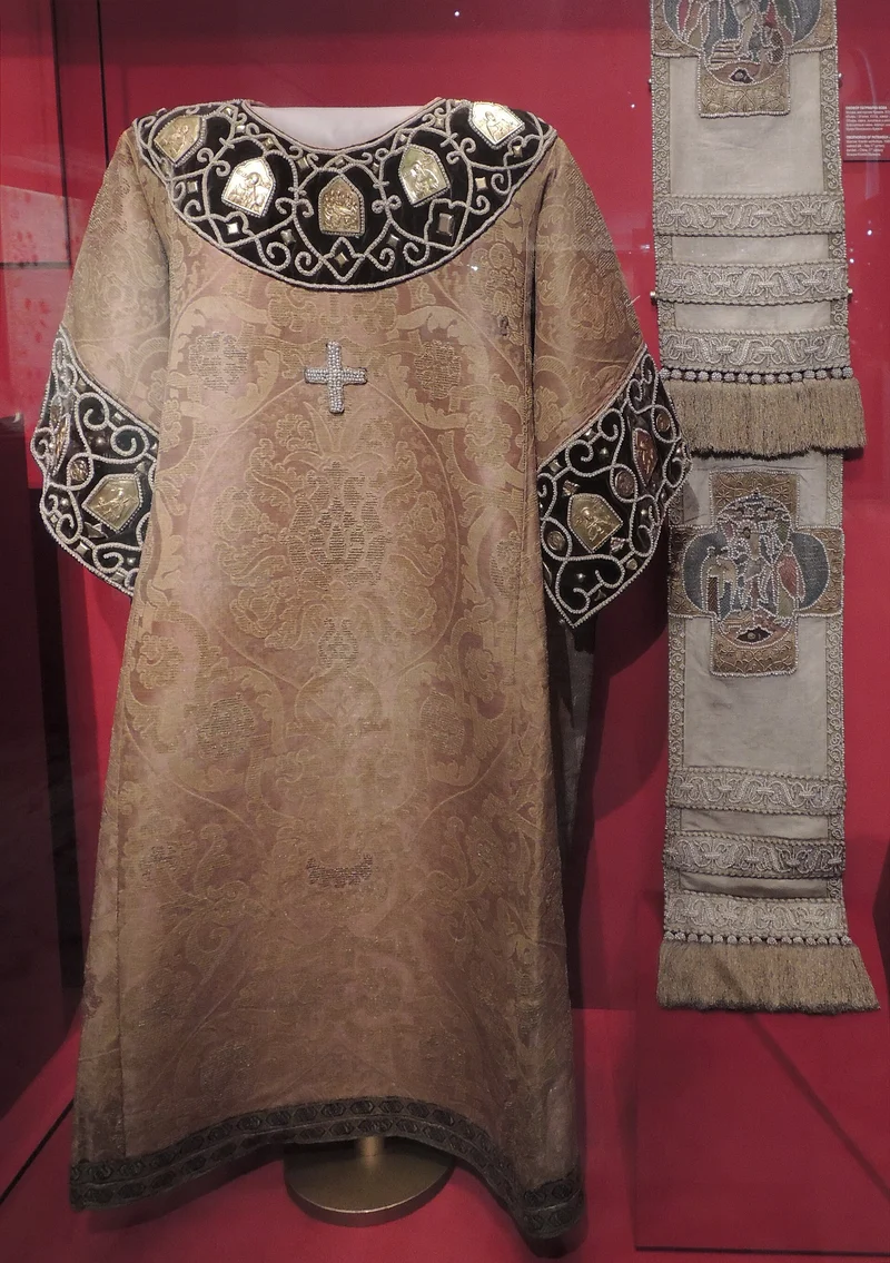 Саккос патриарха Иова, XVI век: короткие широкие рукава, бока на пуговицах; справа — омофор. Музеи Московского Кремля