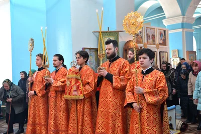 Помощники архиерея несут его жезл, свечи и митру. Литургия Преждеосвященных Даров, Липецкая епархия, 2017