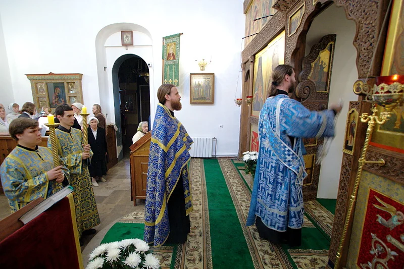 The entrance with the censer at Great Vespers: servers in sticharia carry the candles before the priest. Trinity Church, Khoroshevo, 2009