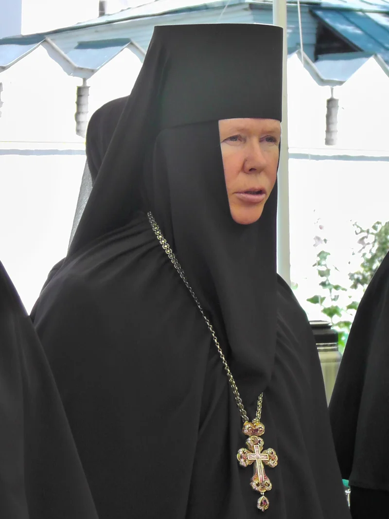 The veil covers head, neck and shoulders, leaving the face open; a klobuk is worn over it