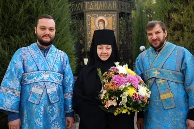 Митрополит Викентий доставил мощевик с частицей мощей святителя Николая Сербского в Свято-Троицкий Никольский женский монастырь
