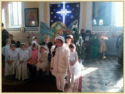 Дорогие братья и сестры, поздравляем Вас с Рождеством Христовым!