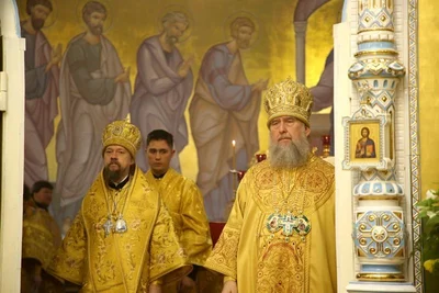 Одиннадцать архиереев молились в кафедральном соборе Ташкента за Божественной литургией