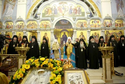 Одиннадцать архиереев молились в кафедральном соборе Ташкента за Божественной литургией