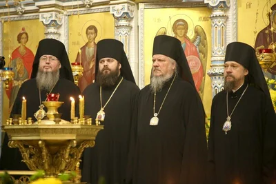 Одиннадцать архиереев молились в кафедральном соборе Ташкента за Божественной литургией