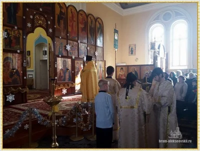 Дорогие братья и сестры, поздравляем Вас с Рождеством Христовым!