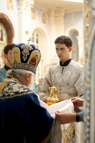 В праздник Казанской иконы Божией Матери в соборе митрополит Викентий совершил дьяконскую хиротонию