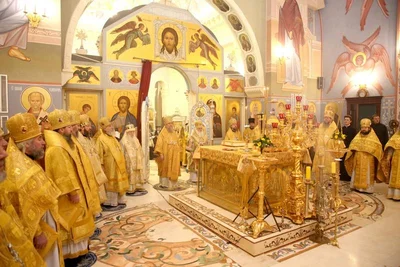 Одиннадцать архиереев молились в кафедральном соборе Ташкента за Божественной литургией