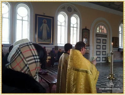 Дорогие братья и сестры, поздравляем Вас с Рождеством Христовым!