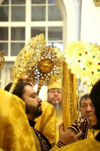 Одиннадцать архиереев молились в кафедральном соборе Ташкента за Божественной литургией