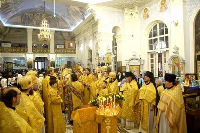 Одиннадцать архиереев молились в кафедральном соборе Ташкента за Божественной литургией