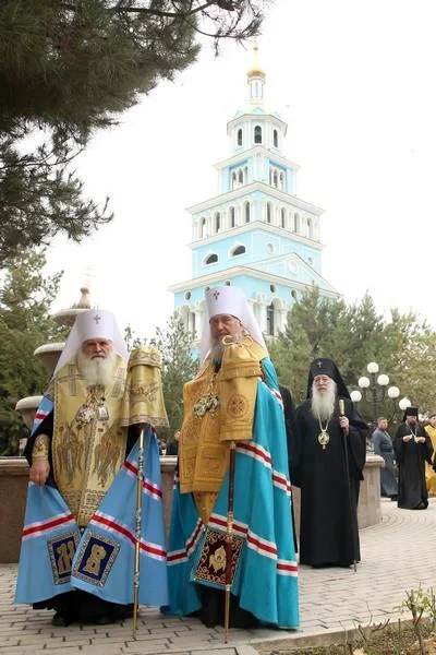Одиннадцать архиереев молились в кафедральном соборе Ташкента за Божественной литургией