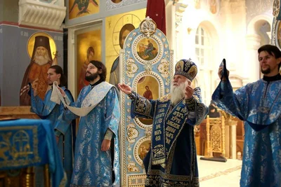 В праздник Казанской иконы Божией Матери в соборе митрополит Викентий совершил дьяконскую хиротонию
