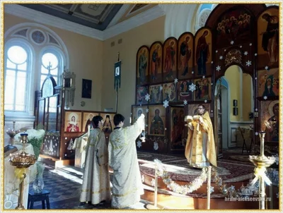 Дорогие братья и сестры, поздравляем Вас с Рождеством Христовым!