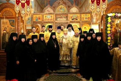 Митрополит Викентий возглавил торжественную службу в честь престольного праздника храма в Свято-Троицком Никольском женском монастыре
