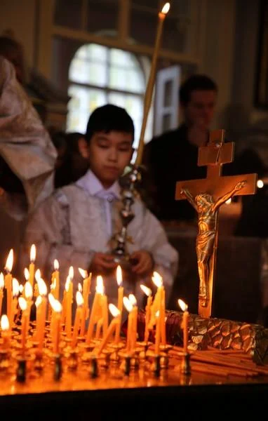 Сотни православных пришли в собор почтить память своих усопших сродников