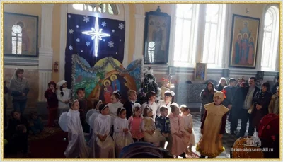 Дорогие братья и сестры, поздравляем Вас с Рождеством Христовым!