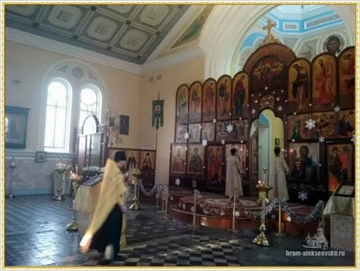 Дорогие братья и сестры, поздравляем Вас с Рождеством Христовым!