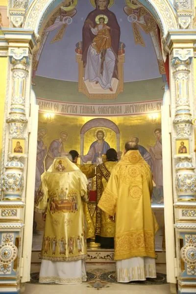 Одиннадцать архиереев молились в кафедральном соборе Ташкента за Божественной литургией