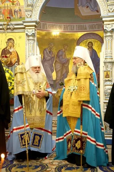 Одиннадцать архиереев молились в кафедральном соборе Ташкента за Божественной литургией