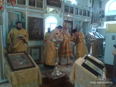 Митрополит Викентий вручил награду старейшему священнику самаркандского благочиния