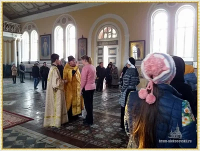Дорогие братья и сестры, поздравляем Вас с Рождеством Христовым!