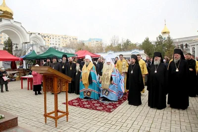 Одиннадцать архиереев молились в кафедральном соборе Ташкента за Божественной литургией