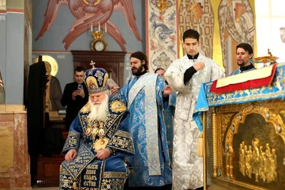 В праздник Казанской иконы Божией Матери в соборе митрополит Викентий совершил дьяконскую хиротонию
