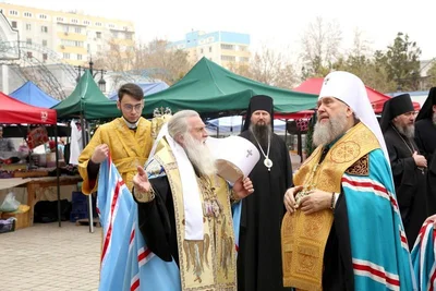 Одиннадцать архиереев молились в кафедральном соборе Ташкента за Божественной литургией