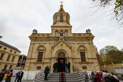 Архипастырь Ташкентской епархии митрополит Викентий молился за малым освящением кафедрального храма святых Жен-мироносиц г. Баку