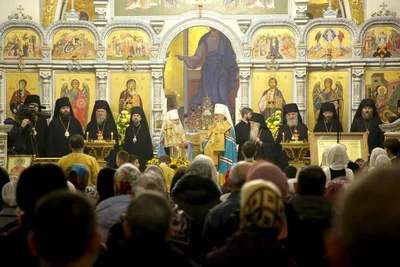 Одиннадцать архиереев молились в кафедральном соборе Ташкента за Божественной литургией