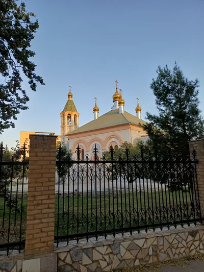 Настоятель и диакон собора приняли участие в престольном празднике храма преподобного Сергия Радонежского в Навои
