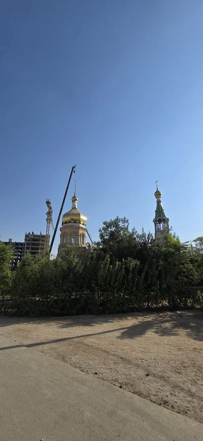 Исторический день: на храм Александра Невского в Термезе водружены новый купол и крест